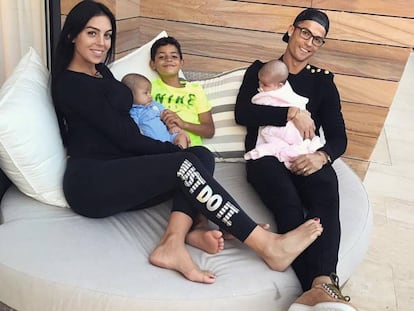 Cristiano Ronaldo, con su novia Georgina Rodríguez y sus hijos.