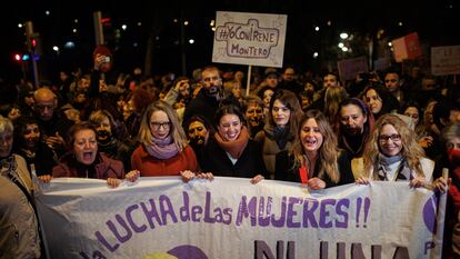 La ministra de Igualdad, Irene Montero (en el centro), flanqueada por la portavoz de Unidas Podemos en la Asamblea de Madrid, Carolina Alonso (segunda por la izqda.) y la diputada de Unidas Podemos en la Asamblea de Madrid, Alejandra Jacinto (segunda por la derecha), durante la marcha en Madrid por el Día Internacional de la Eliminación de la Violencia contra la Mujer, el pasado 25 de noviembre.