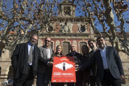 Pol&iacute;ticos y dirigentes de entidades asociativas en un acto de apoyo a Carme Forcadell, presidenta del Parlament. 