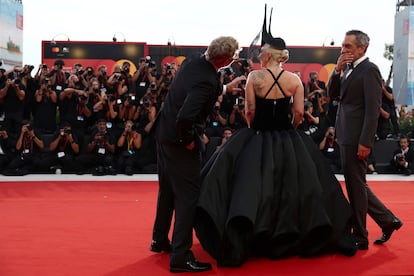 Director Todd Phillips and cast members Lady Gaga and Joaquin Phoenix pose on the red carpet during arrivals for the screening of the movie "Joker: Folie a Deux", in competition, at the 81st Venice Film Festival, Venice, Italy, September 4, 2024. REUTERS/Yara Nardi