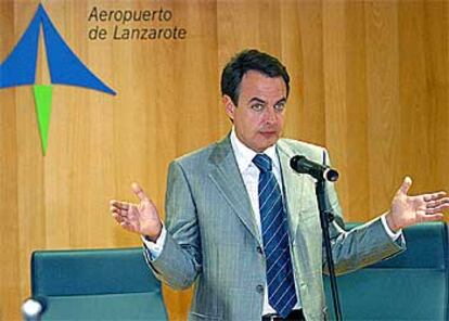 José Luis Rodríguez Zapatero, en una rueda de prensa ayer en el aeropuerto de Lanzarote.