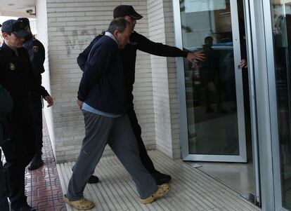 Uno de los presuntos autores accede al juzgado.