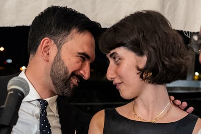 Zohran Mamdani y su esposa, Rama Duwaji, se miran a los ojos durante la fiesta de las primarias en las que resultó elegido el pasado junio.