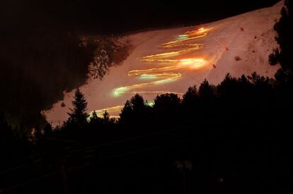 Esquí nocturno con antorchas en una de las pistas de la estación de La Molina, en el Pirineo catalán.