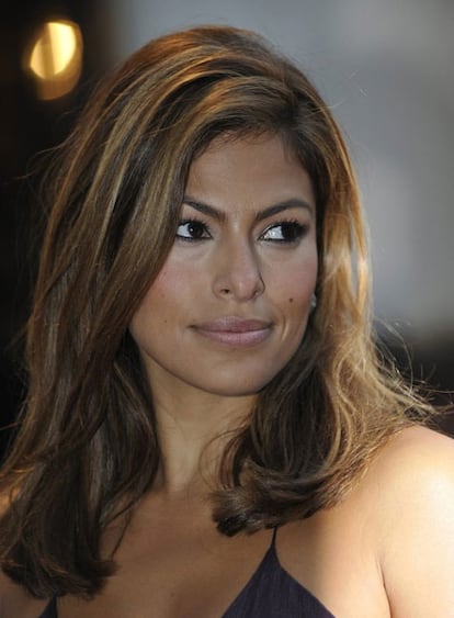 Eva Mendes no está en absoluto de acuerdo con su imagen de mujer guapa y atractiva, y ha asegurado que no se encuentra "nada sexy" y que le gustaría "interpretar a una monja". En una entrevista en la revista alemana <i>TV Movie</i>, la actriz, de 35 años, se queja también de lo que debe luchar para conseguir un buen rol, ya que calcula que "un uno por ciento de los buenos papeles son para mujeres. El resto se lo llevan los hombres".