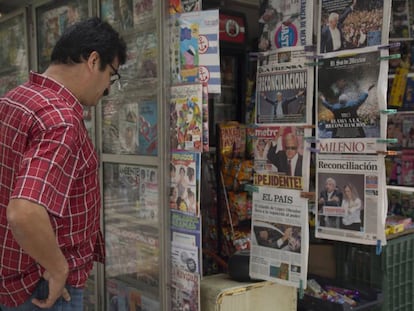 Un hombre observa las portadas de los periódicos en un kiosko de prensa.