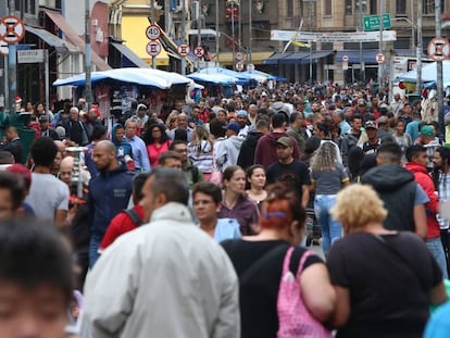 Movimento na Rua 25 de Mar&ccedil;o as v&eacute;speras do Natal.