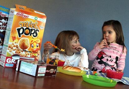 Niños almorzando productos Kellogs.