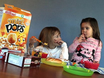 Niños almorzando productos Kellogs.