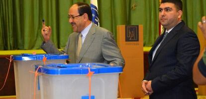 El primer ministro iraqu&iacute;, Nuri al Maliki, muestra su dedo &iacute;ndice derecho tras votar.