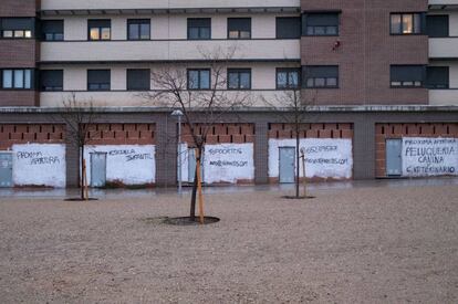 Bajos comerciales reservados para futuros negocios en un edificio de El Cañaveral, en Madrid.