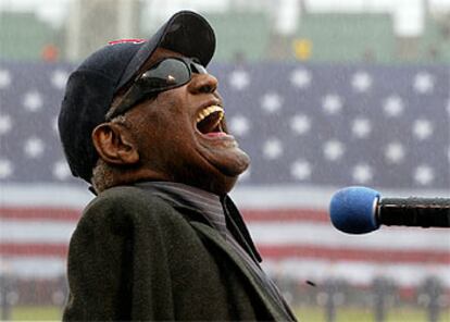 Ray Charles canta <i>America the beautiful</i> en el Fenway Park de Boston en abril de 2003.