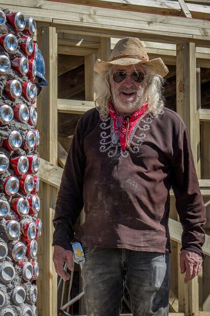 Michael Reynolds, arquitecto estadounidense conocido como “el guerrero de la basura”, es el padre de este modelo de bioconstrucción basado en materiales reutilizables, puesto en marcha hace 45 años. En la imagen aparece durante las obras de la escuela uruguaya, en febrero de 2016.  