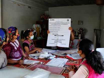 Mujeres indígenas zapotecas que fueron seleccionadas como funcionarias de las casillas de votación por el Instituto Nacional Electoral, reciben capacitación en San Bartolome Quialana, en el estado de Oaxaca el 31 de mayo.