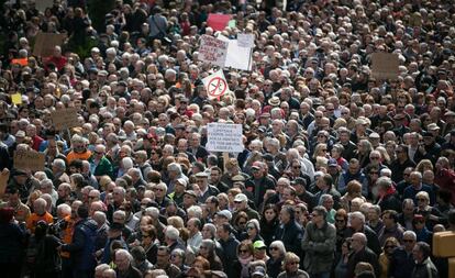 Miles de pensionistas se manifiestan en el centro de Barcelona por unas prestaciones dignas.