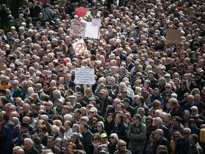 Miles de pensionistas se manifiestan en el centro de Barcelona por unas prestaciones dignas.