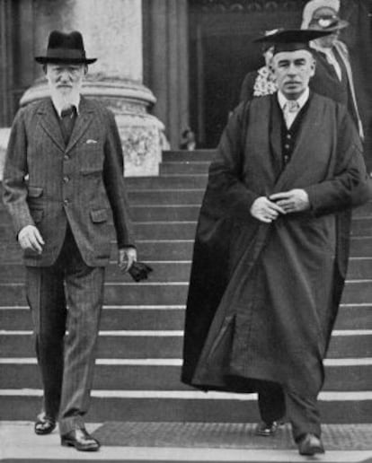 John Maynard Keynes (derecha) con George Bernard Shaw en Cambridge, 1935.