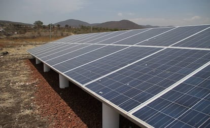 Paneles solares que se usan en un invernadero en el estado de Morelos, M&eacute;xico.