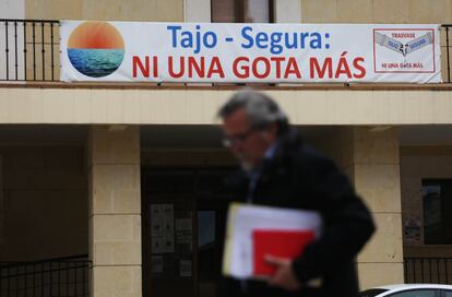 "Tajo-Segura: Ni una gota más" es el cartel que aparece en el Ayuntamiento de Sacedón (Guadalajara).