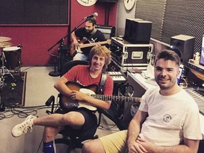 Los cuatro miembros de la banda posan, sonrientes y relajados, en su local de ensayo este viernes.