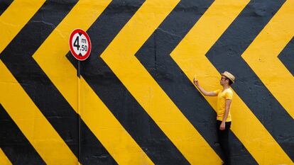 Un joven se fotografía ante una pared del distrito de Kagithane.