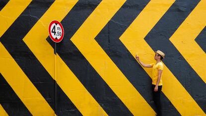 Un joven se fotografía ante una pared del distrito de Kagithane.