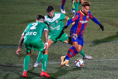 Konrad, del Barcelona, entre dos jugadores del Cornellà.