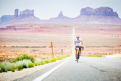 Estados Unidos en bicicleta contra reloj: la RAAM. No es tan famosa como el Tour de Francia o el Giro de Italia, pero los ciclistas encuentran en la RAAM (Siglas de Race Across América) una prueba mucho más dura: una carrera de 4.800 kilómetros donde el reloj nunca se detiene, no hay finales de etapa y se tienen que recorrer hasta 800 kilómetros al día. Por algo es conocida como la “carrera en bicicleta más dura del mundo”. Los deportistas pedalean desde Oceanside, en California, hasta Annapolis, en Maryland, atravesando 12 Estados y 88 condados entre el Pacífico y el Atlántico Norte. Creada en 1982, hay quienes la hacen en solitario (tienen que culminarla en 12 días), mientras que los que van en equipo solo tienen nueve días. Con un ritmo endiablado, no son muchos los que pueden culminarla.