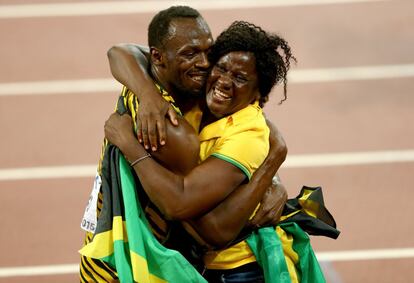 Usain Bolt celebra con su madre, Jennifer Bolt, la medalla conseguida
