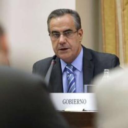 El ministro de Trabajo e Inmigración, Celestino Corbacho,durante su comparecencia, esta mañana, en la Comisión no permanente de seguimiento del Pacto de Toledo