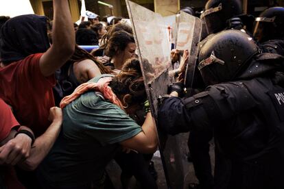 A mediodía, ha habido encontronazos con los mossos cuando les han lanzado pintura y les han increpado, como también lo han hecho con los periodistas hasta alejarlos de la zona.