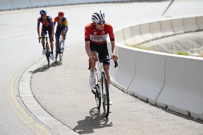 Tadej Pogacar, en el pasado UAE Tour, con la bicicleta con el manillar mariposa en V.