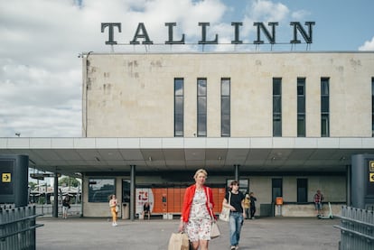 La estación de tren de Tallin que conserva el estilo brutalista soviético.