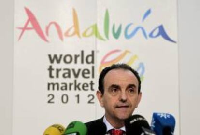El consejero andaluz de Turismo y Comercio, Rafael Rodríguez, durante la rueda de prensa que ha ofrecido hoy en el expositor de Andalucía en la Feria de Turismo Internacional World Travel Market (WTM) inaugurada en Londres.