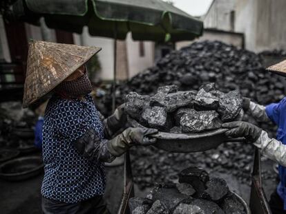 Dos mujeres rompen el carbón en piedras en una jornada de 10 horas por seis euros en Dai Bai, Vietnam.