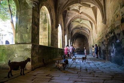 Claustro de Procesiones del Real Monasterio de Oia, durante una visita guiada que incluye la exposición de dibujos de los presos.