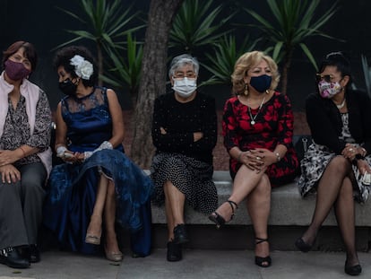 Mujeres de la tercera edad descansan en el Monumento a la Revolución.