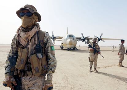 Soldados saudíes montan guardia mientras paquetes de ayuda humanitaria son descargados de un avión del Ejército de Arabia Saudí, en un aeródromo al este de la provincia de Marib (Yemen).