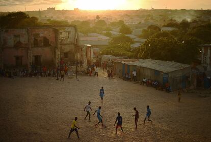 Somalíes juegan al fútbol durante la puesta del sol en Mogadiscio.