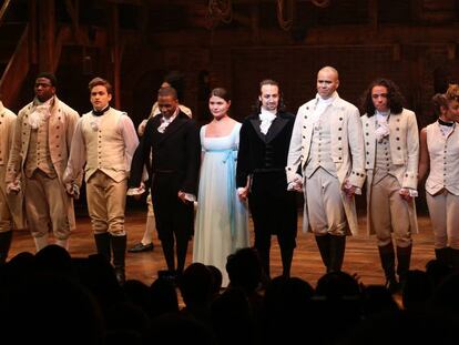 Los actores de 'Hamilton' saludan al finalizar el musical en el teatro Richard Rodgers de Broadway.