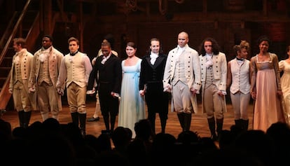 Los actores de 'Hamilton' saludan al finalizar el musical en el teatro Richard Rodgers de Broadway.