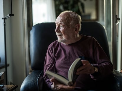 El fotografo Mario Muchnik, en su casa, en Madrid, en 2019.