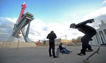 'Skaters' ante el monumento a la Industria del Centro Panruso de Exposiciones, en Moscú.