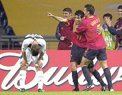 Morientes caza a Valerón para felicitarle tras el 2-0 de España.