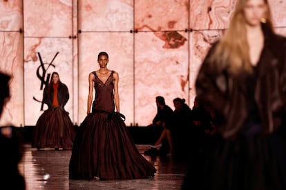 Desfile de la nueva colección de Anthony Vaccarello para Saint Laurent, celebrado el 11 de marzo durante la semana de la moda de París.