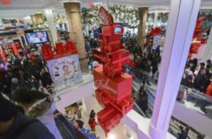 Una multitud de clientes visitan los grandes almacenes Macy's la noche de Acción de Gracias en Nueva York (Estados Unidos) el 28 de noviembre de 2013.