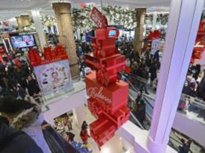 Una multitud de clientes visitan los grandes almacenes Macy's la noche de Acción de Gracias en Nueva York (Estados Unidos) el 28 de noviembre de 2013.