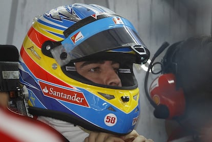 Fernando Alonso luce el número 58 en su casco en honor al motorista fallecido la semana pasada.