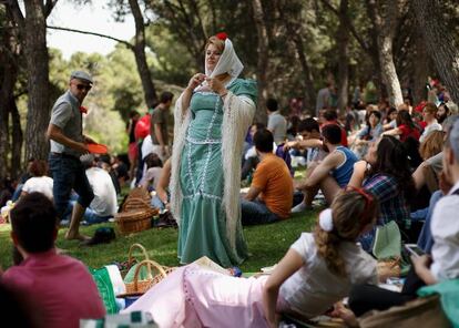 Una chulapa en la Pradera de San Isidro.