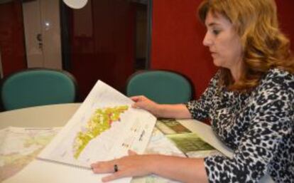 Amaia Barredo observa planos de los Montes Altos de Vitoria.